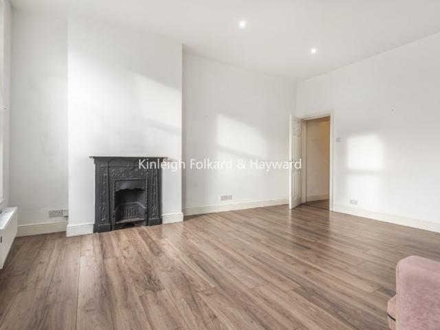 apartment to rent in Chiswick High Road, London, W4