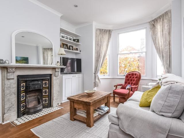 apartment to rent in Comyn Road, London, SW11