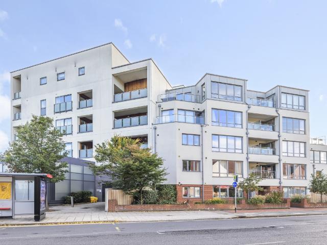 apartment to rent in Coombe Lane, London, SW20