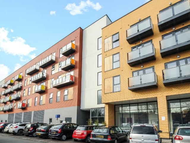 apartment to rent in Coombe Lane, Raynes Park, London, SW20