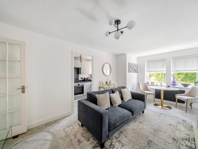 apartment to rent in Coates Avenue, London, SW18