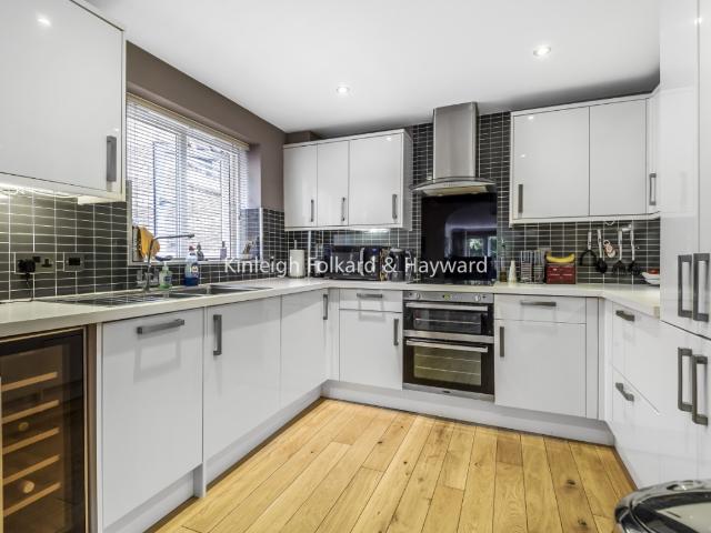 apartment to rent in Copers Cope Road, Beckenham, Kent, BR3