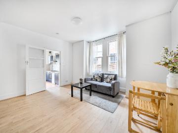 apartment to rent in Coverton Road, London, SW17