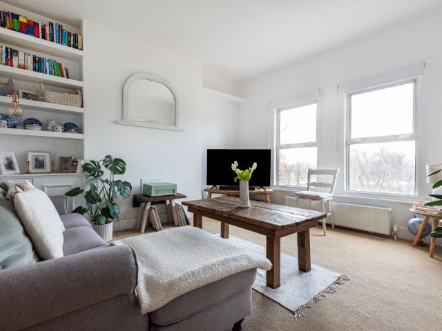 apartment to rent in Clapham Common West Side, London, SW4