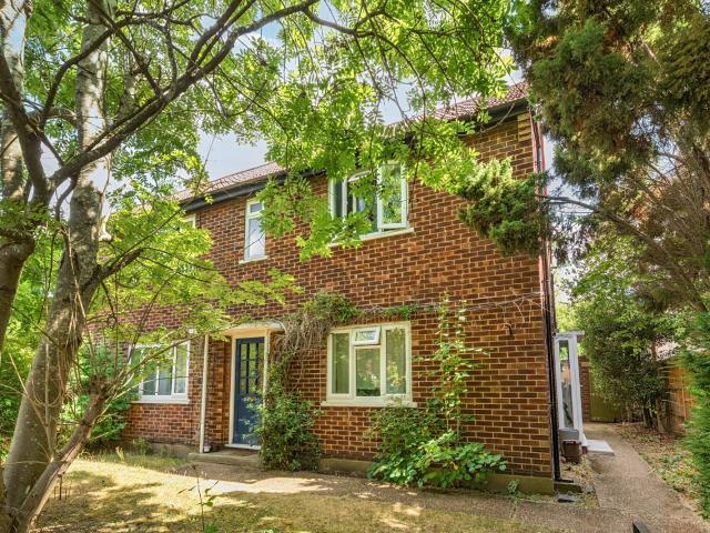 apartment to rent in Cliveden Road, Wimbledon, London, SW19