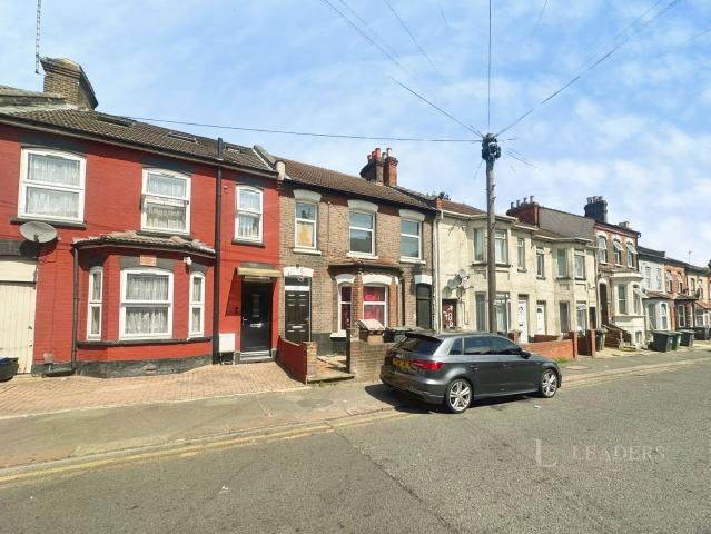 Apartment to rent in Cromwell Road, Luton, Bedfordshire, LU3 | Leaders