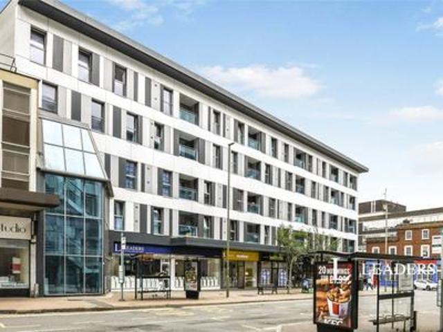 Apartment to rent in Cromwell Road, Redhill, Surrey, RH1 | Leaders