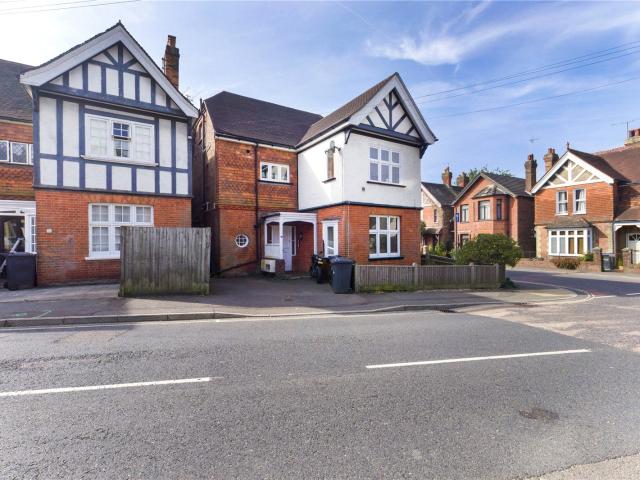 apartment to rent in De La Warr Road, East Grinstead