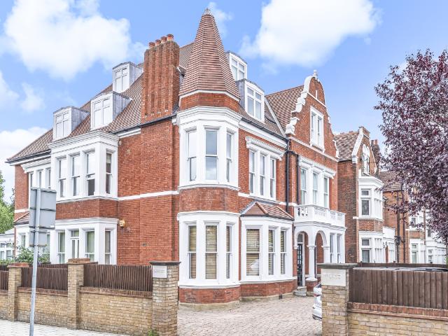 apartment to rent in Dromore Road, London, SW15