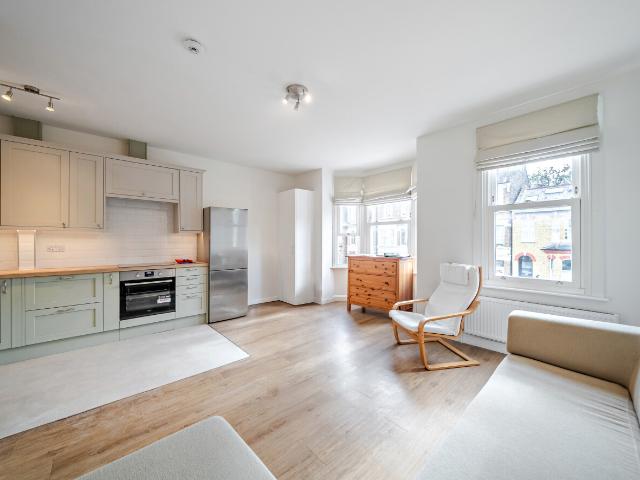 apartment to rent in Endlesham Road, London, SW12