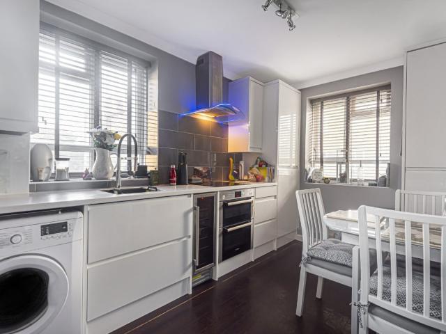 apartment to rent in Esher Gardens, London, SW19