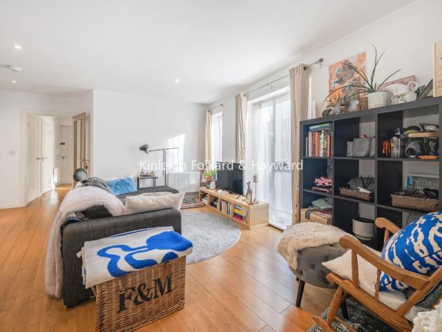 apartment to rent in Furley Road, Peckham, London, SE15
