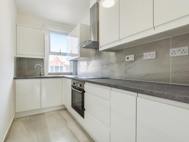 apartment to rent in Garratt Lane, London, SW18