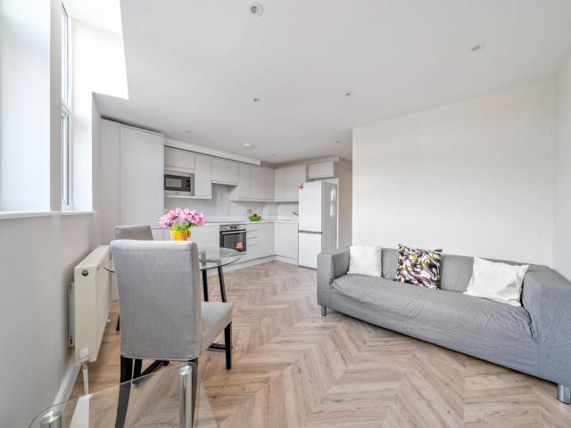 apartment to rent in Garratt Lane, London, SW18