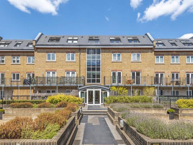 apartment to rent in Garratt Lane, London, SW18