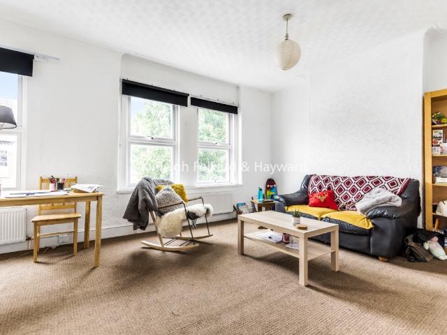 apartment to rent in Gilbey Road, London, SW17