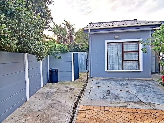 Apartment To Rent in Gordons Bay