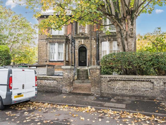 apartment to rent in Grove Crescent, Kingston upon Thames, KT1