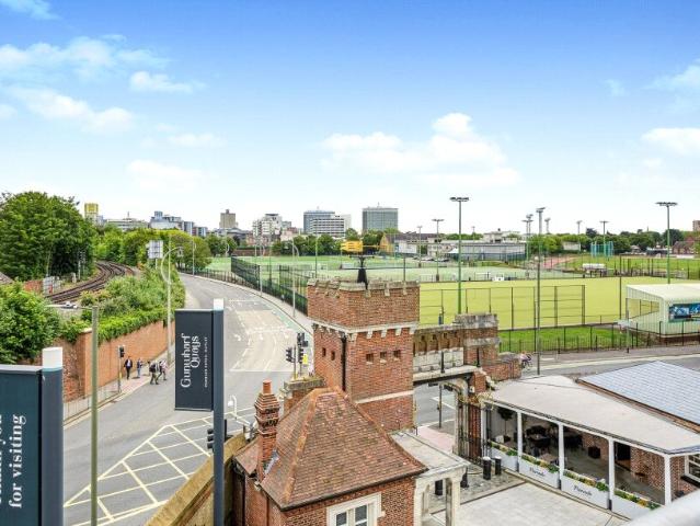 Apartment to rent in Gunwharf Quays, Portsmouth, Hampshire, PO1 | Leaders