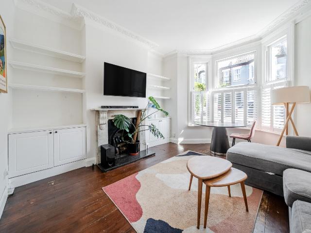 apartment to rent in Harbut Road, London, SW11