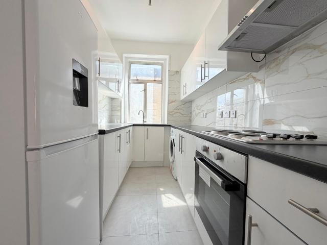 apartment to rent in High Street, Acton, London, W3