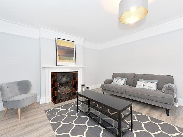 apartment to rent in Hurlingham Mansions, New Kings Road, Fulham, London, SW6