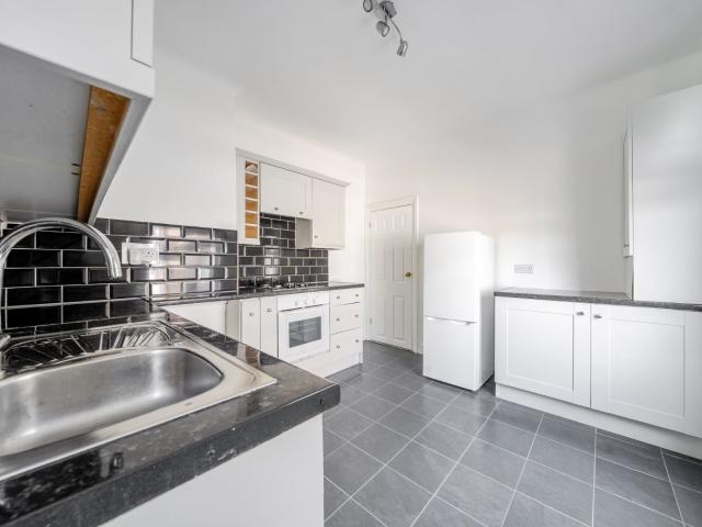 apartment to rent in Khartoum Road, London, SW17