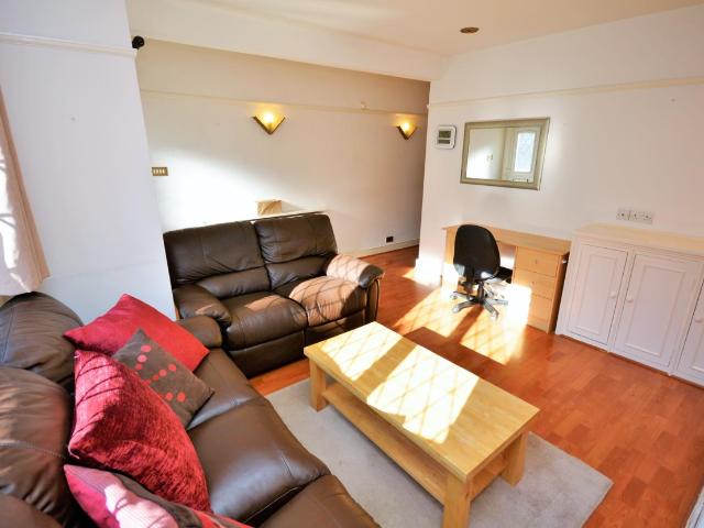 apartment to rent in Kimble Road, Colliers Wood, London, SW19