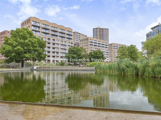 apartment to rent in Lakeside Drive, Ealing, London, NW10