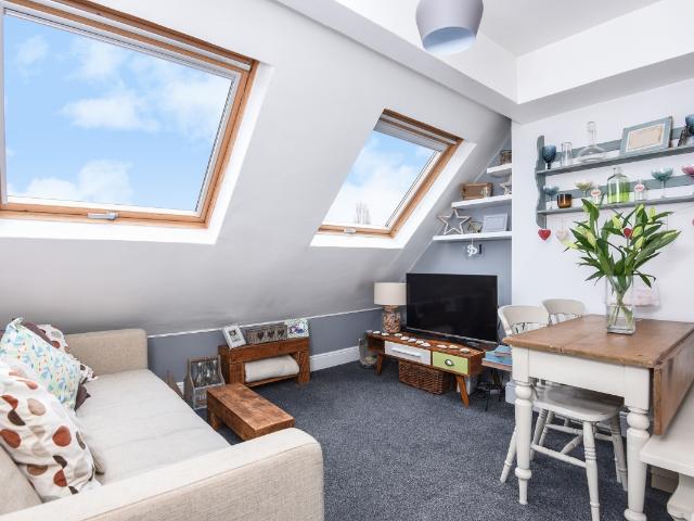 apartment to rent in Longley Road, Tooting, London, SW17