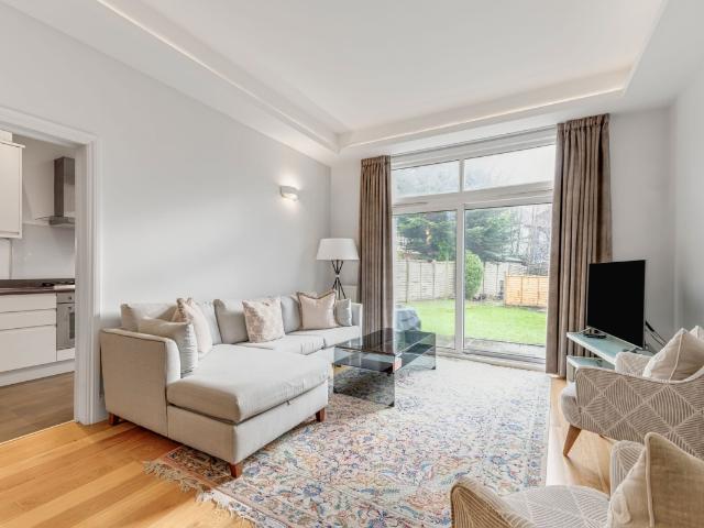 apartment to rent in Lodge Lane, London, N12