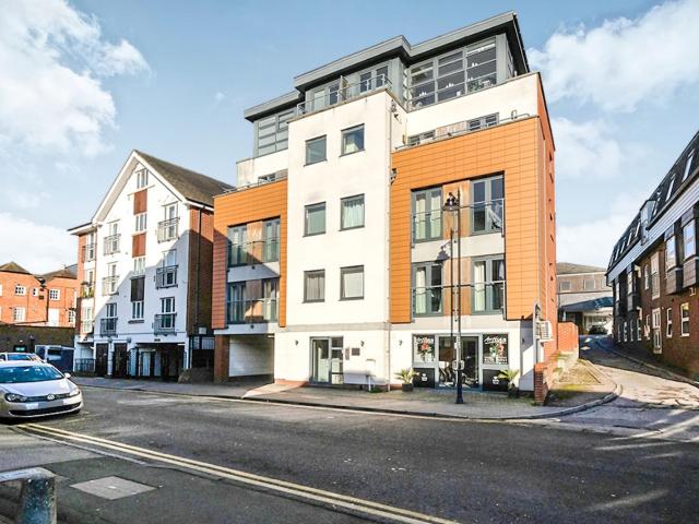 Apartment to rent in Lyons Crescent, Tonbridge, Kent, TN9 | Leaders