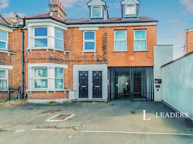 Apartment to rent in Martins Road, Bromley, BR2 | Leaders