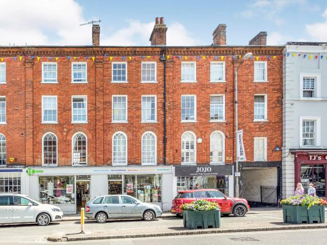 Apartment to rent in Market Square, Buckingham, Buckinghamshire, MK18 | Leaders