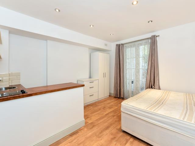 apartment to rent in Marloes Road, Kensington and Chelsea, London, W8