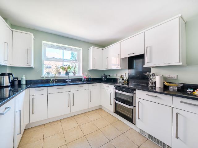 apartment to rent in Massingberd Way, London, SW17