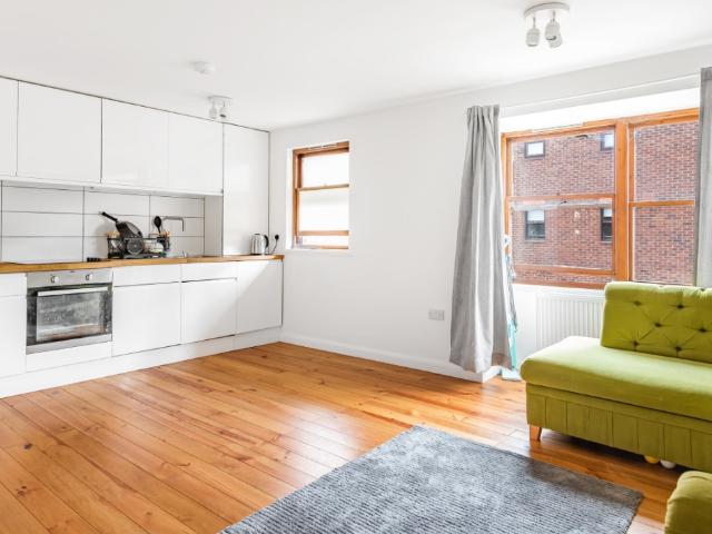 apartment to rent in Mayfield Road, London, W12