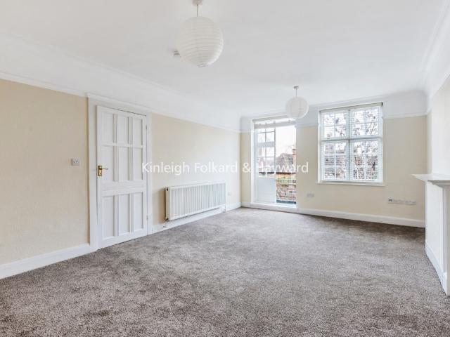 apartment to rent in Meadway, London, NW11
