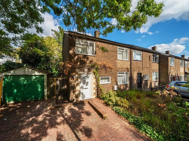 apartment to rent in Medebourne Close, London, SE3
