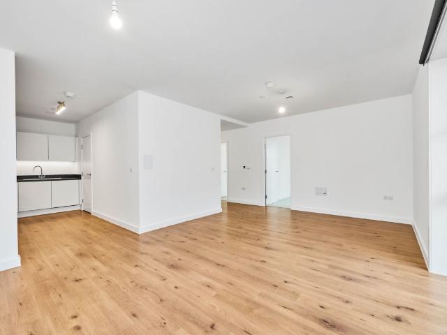 apartment to rent in New Road, Dagenham, RM9