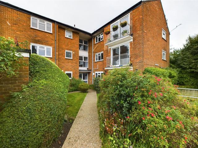apartment to rent in Newlands Crescent, East Grinstead