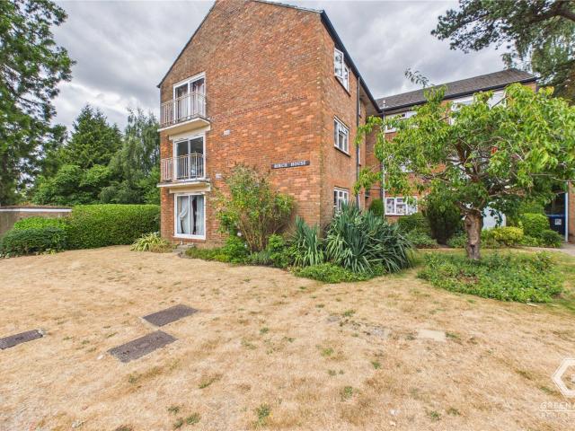 apartment to rent in Newlands Crescent, East Grinstead