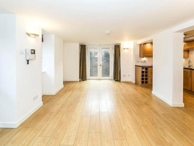 Apartment to rent in Paddockhall Road, Haywards Heath, RH16 | Leaders