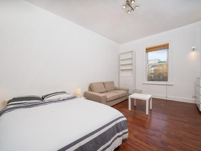 apartment to rent in Pelham Road, London, SW19