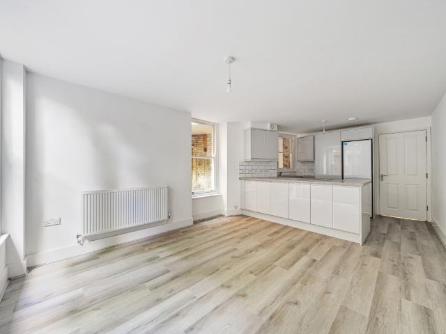 apartment to rent in Queens Avenue, London, N10