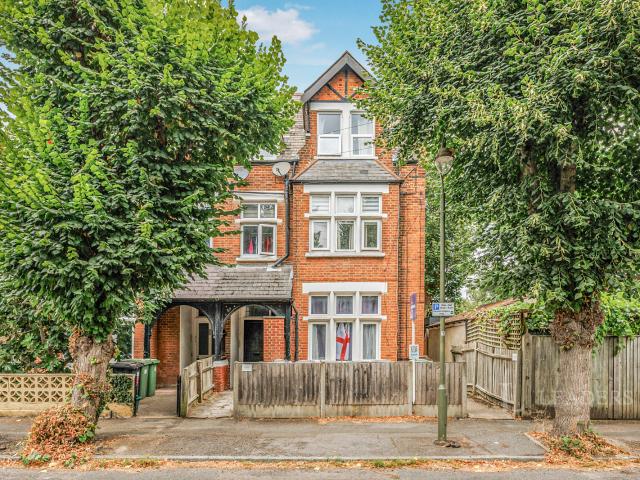 Apartment to rent in Randolph Road, Epsom, Surrey, KT17 | Leaders