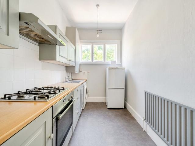 apartment to rent in Riggindale Road, Furzedown, London, SW16