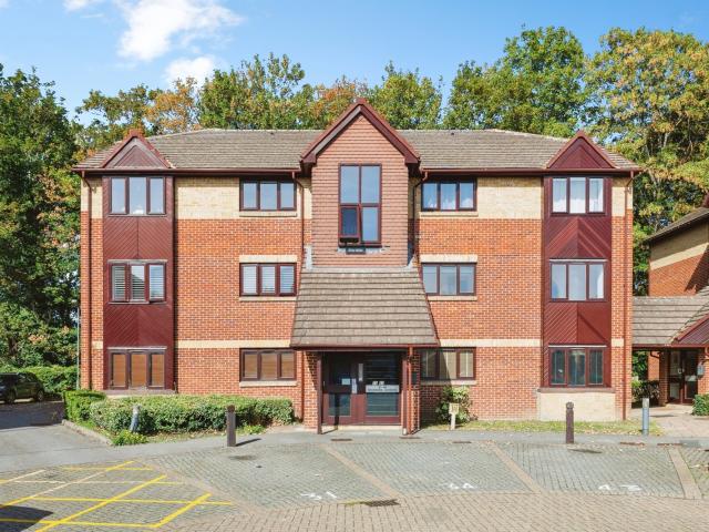 Apartment to rent in Rossignol Gardens, Carshalton, SM5 | Leaders