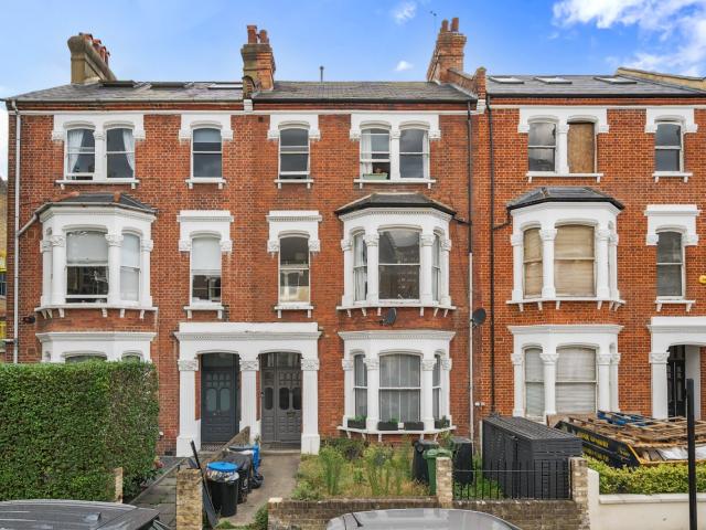 apartment to rent in Saltram Crescent, London, W9
