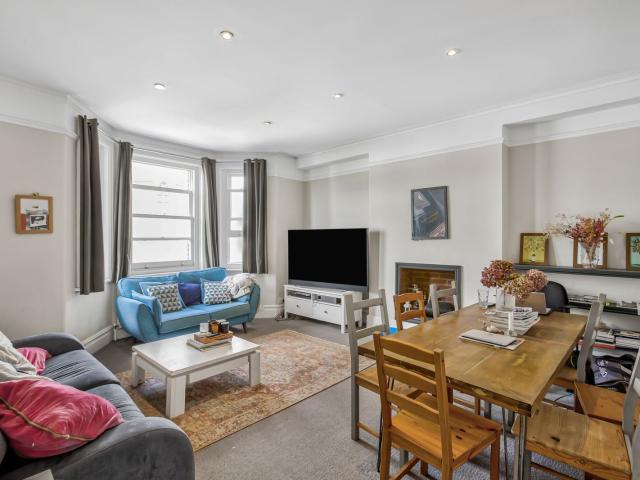 apartment to rent in St. John's Hill, London, SW11